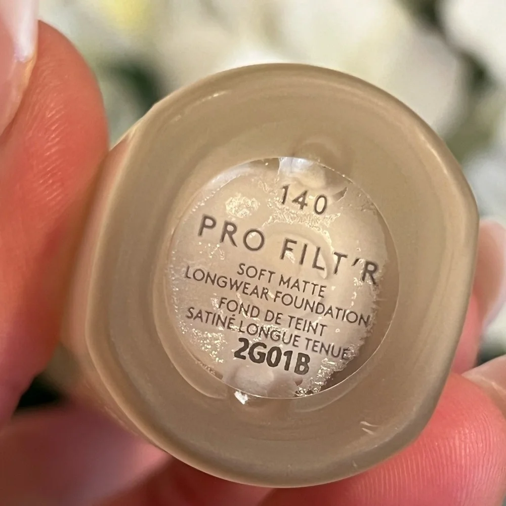 FENTY BEAUTY • PRO FILT'R SOFT MATTE LONGWEAR FOUNDATION • SHADE 140